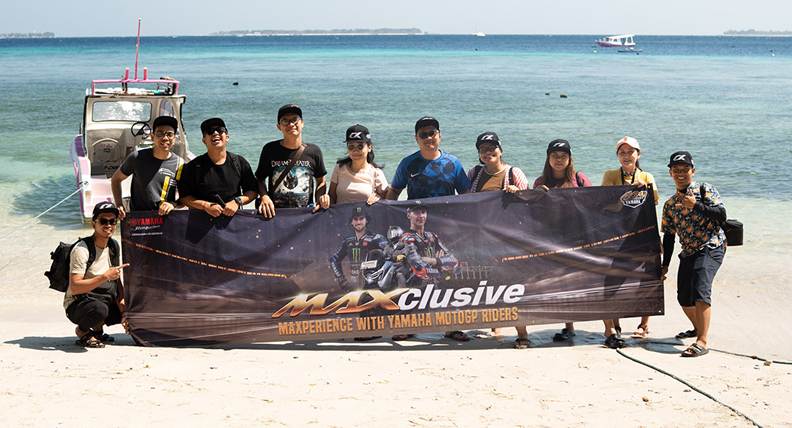 Foto Bareng Maxclusive di pantai